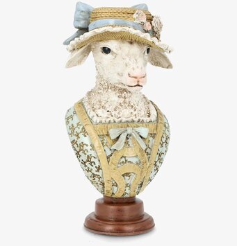 Foto: Dekorativ fårbyst med stråhatt och rosett