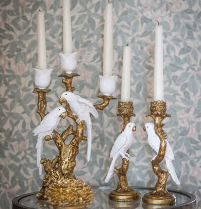 Bild: Guldfärgade ljusstakar med fåglar och kronljus