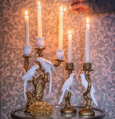 Bild: Ljusstakar med fåglar och tända kronljus i guldton