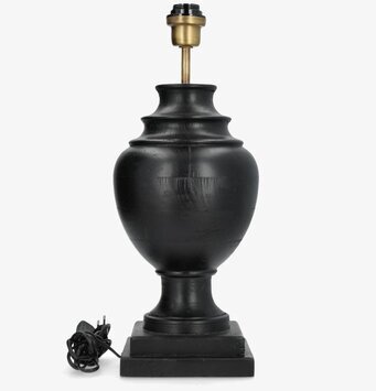 Foto: Svart bordslampfot frilagd mot vit bakgrund