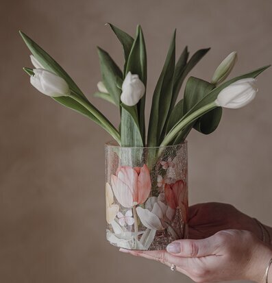 Foto: Handhållen glaslykta med tulpanbukett i grått