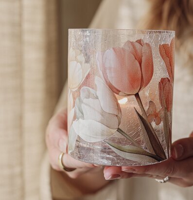 Foto: Handhållen glaslykta med tulpanmönster inomhus