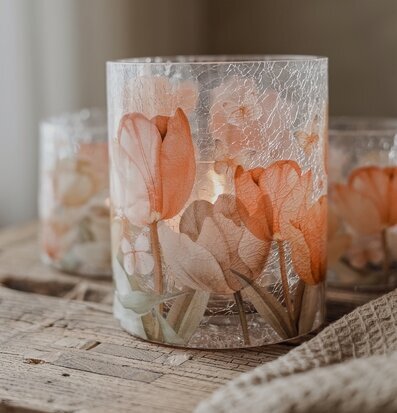 Bild på ljuslykta i krackelerat glas med tulpaner