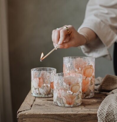 Foto: Glaslyktor med tulpanmotiv på rustikt bord