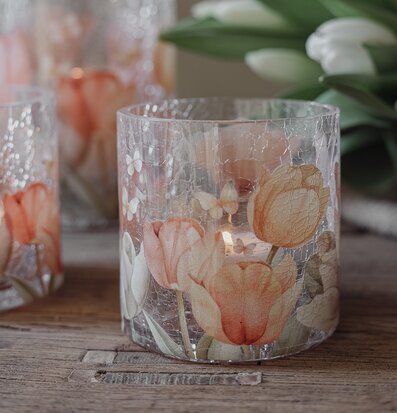 Foto: Glaslykta med tulpanmotiv och värmeljus i trä