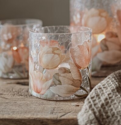 Foto: Krackelerade glaslyktor med tulpanmotiv i ljus