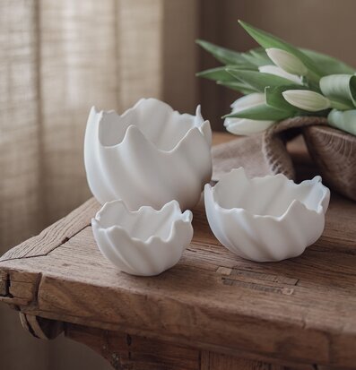 Foto: Vita porslinsskålar på träbänk med tulpaner