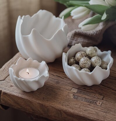 Foto: Äggskalsformade skålar, ljus och äggstillben