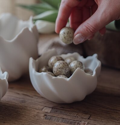 Bild: Prickiga dekorägg i skål som äggskal, vårstämning