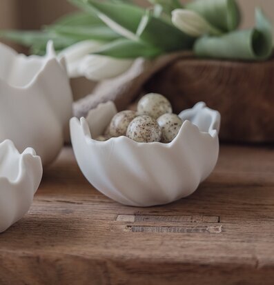 Foto: Äggskål med prickiga ägg och tulpaner