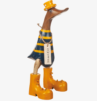 Foto: Träanka med hatt, stövlar och Sweden-skylt