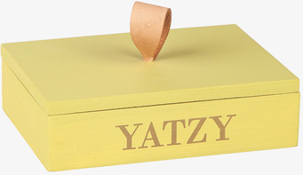 Foto gul trälåda med lock och läderhandtag, YATZY
