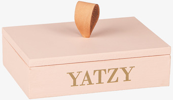 Foto av trälåda med lock och läderhandtag, YATZY