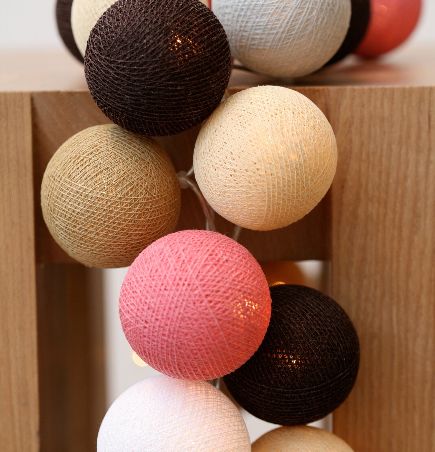 Ljusslinga Medersa 35 från Happy Lights på trästruktur