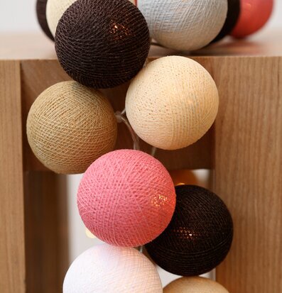 Ljusslinga Medersa 35 från Happy Lights på trästruktur