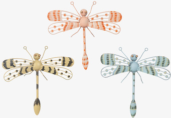 Foto: Tre dekorativa trollsländor i hamrad plåt vit bakgrund