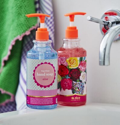 Handtvål Rose från Rice i genomskinlig flaska med rosor