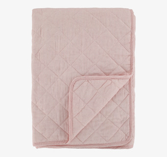 Foto: Quiltad randig pläd i rosa och vitt, vikt