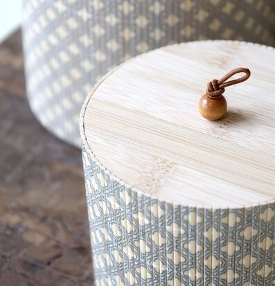 Bild på runda förvaringsaskar med lock och knopp