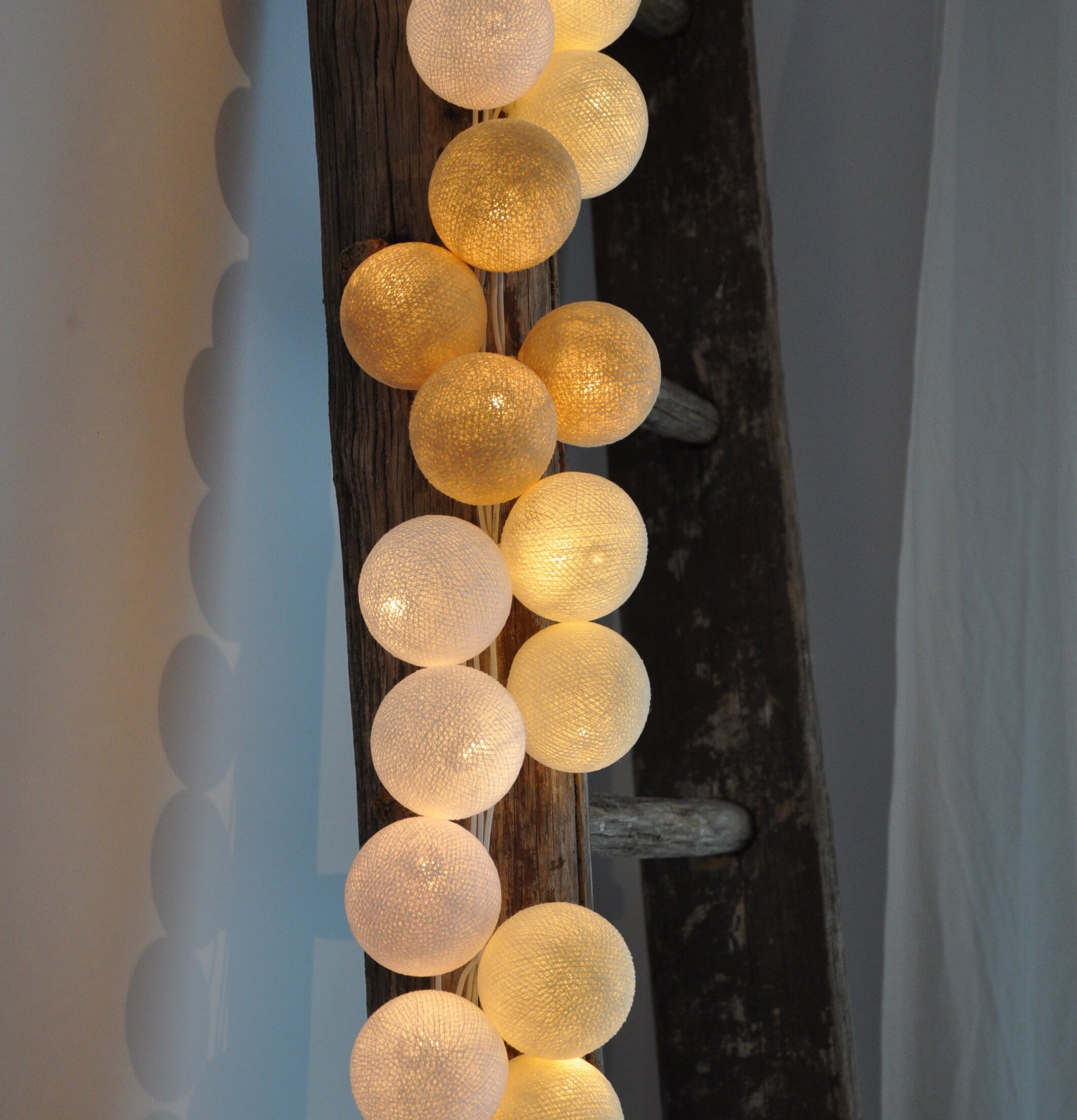 Ljusslinga - Happy Lights, bomullsbollar på trästege