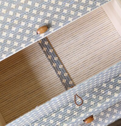 Foto: Blåmönstrad förvaringsask med lock och fack