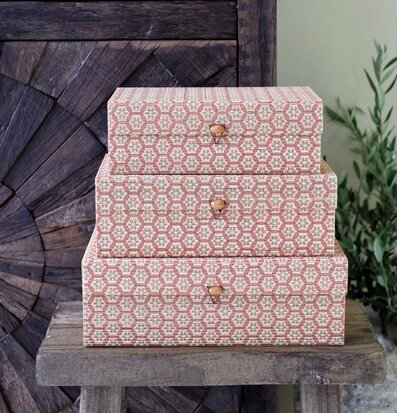 Foto: Staplade förvaringsaskar i korall på träpall