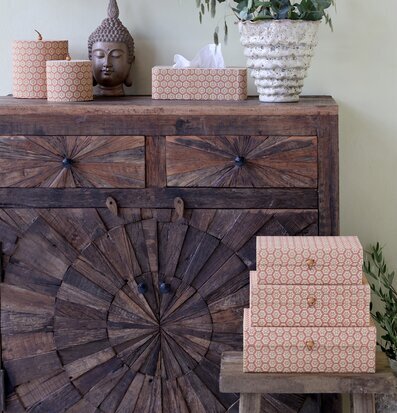 Foto: Korallrosa förvaringsaskar på hylla och byrå