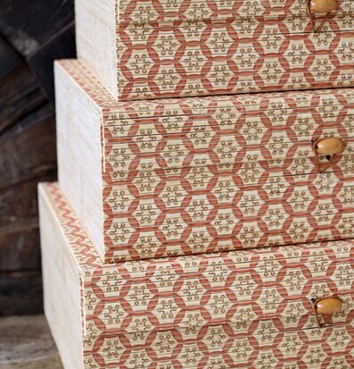 Foto: Staplade förvaringsaskar i korall med mönster