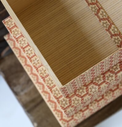 Foto: Mönstrad förvaringsask med ljus, ribbad insida