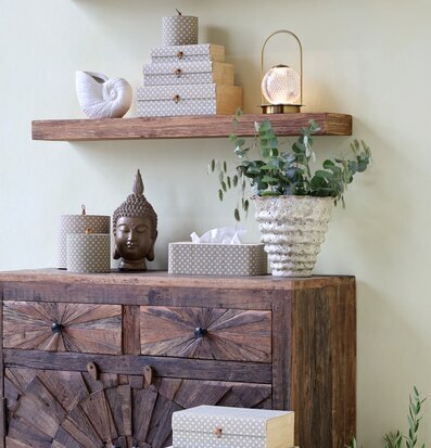 Foto: Förvaringsaskar, skänk och lampa i grön miljö