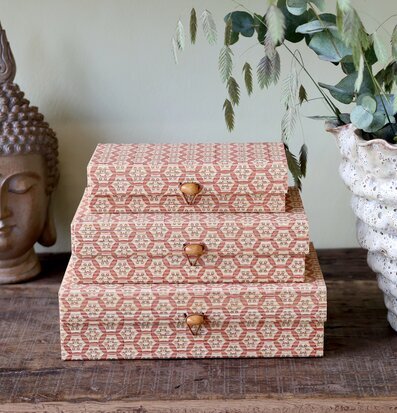 Foto: Staplade förvaringsaskar i korall på träbord