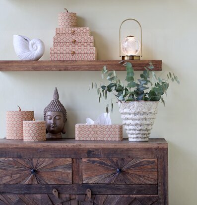 Bild: Stilleben med mönstrade askar, trä och keramik