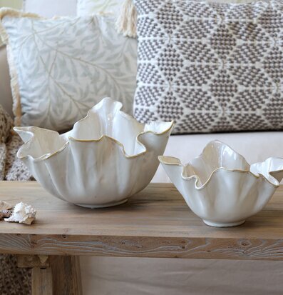 Foto: Två krämvita keramikskålar med guldkant i miljö