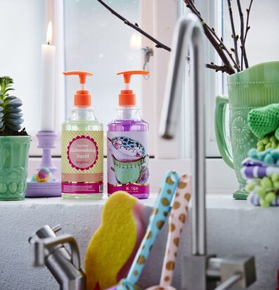 Diskborste från Rice med prickigt mönster i lekfullt kök