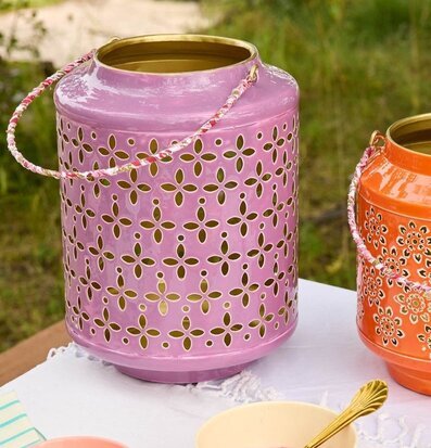 Foto: Lila ljuslykta i metall med guldfärgad insida