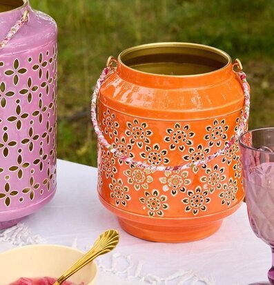 Foto: Orange ljuslykta på dukat sommarbord utomhus