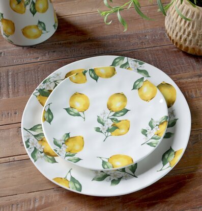Foto: Dukning med citronmönstrade tallrikar på träbord