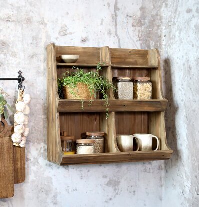 Foto av väggmonterad trähylla med burkar och muggar