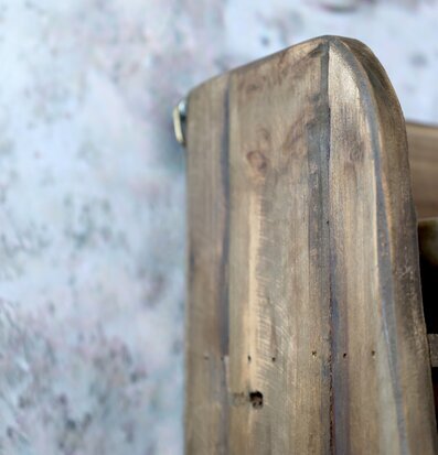 Foto: Närbild på väggmonterad träreol i naturträ