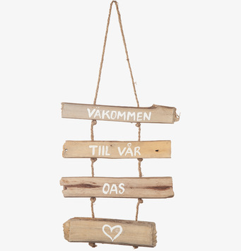 Foto: Hängande träskylt i drivved med text och hjärta