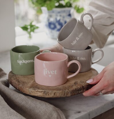 Mugg Livet - Majas Cottage Muggar/koppar i porslin, keramik, papper eller biologiskt material organiskt ekologiskt Termomuggar
