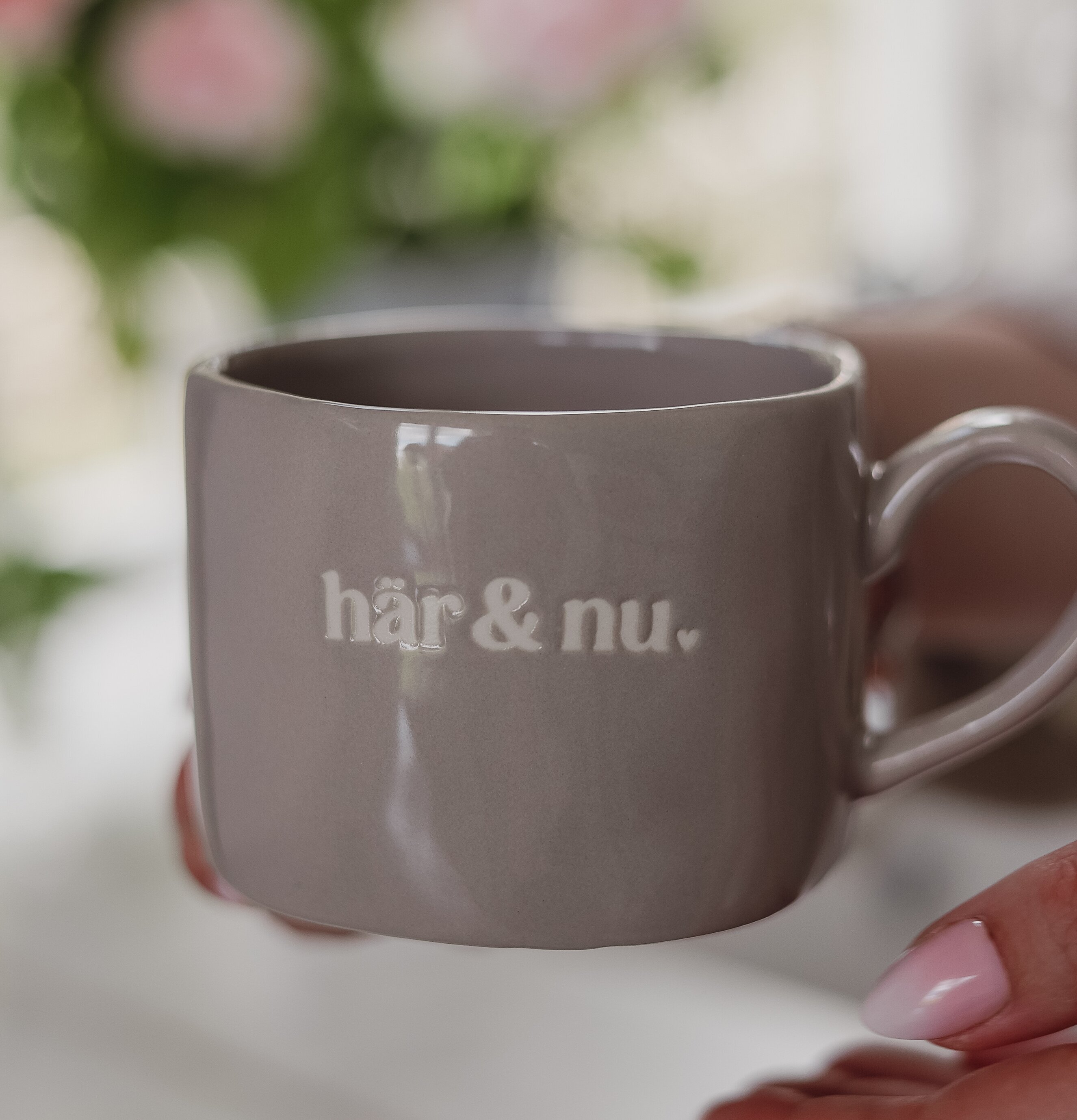 Mugg Här & Nu - Majas Cottage Muggar/koppar i porslin, keramik, papper eller biologiskt material organiskt