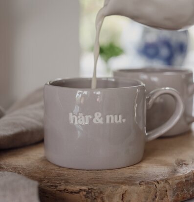 Mugg Här & Nu - Majas Cottage Muggar/koppar i porslin, keramik, papper eller biologiskt material organiskt