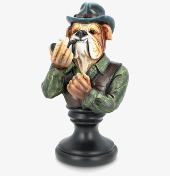 Foto: Bulldoggbyst med pipa, hatt och svart sockel