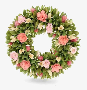 Foto av grön blomkrans med rosa rosor på vit bakgrund