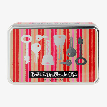 Foto: Randig plåtburk för nyckelförvaring, fransk text