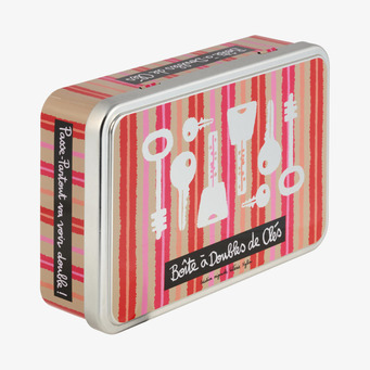 Foto: Randig plåtburk med nyckelmotiv för förvaring