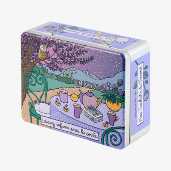 Foto av plåtburk med kvällsmotiv, uggla och tebord