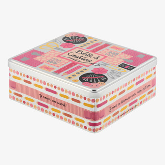 Foto: Fyrkantig plåtburk för sybehör på vit bakgrund