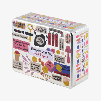 Bild på färgstark plåtburk med collage och fransk text